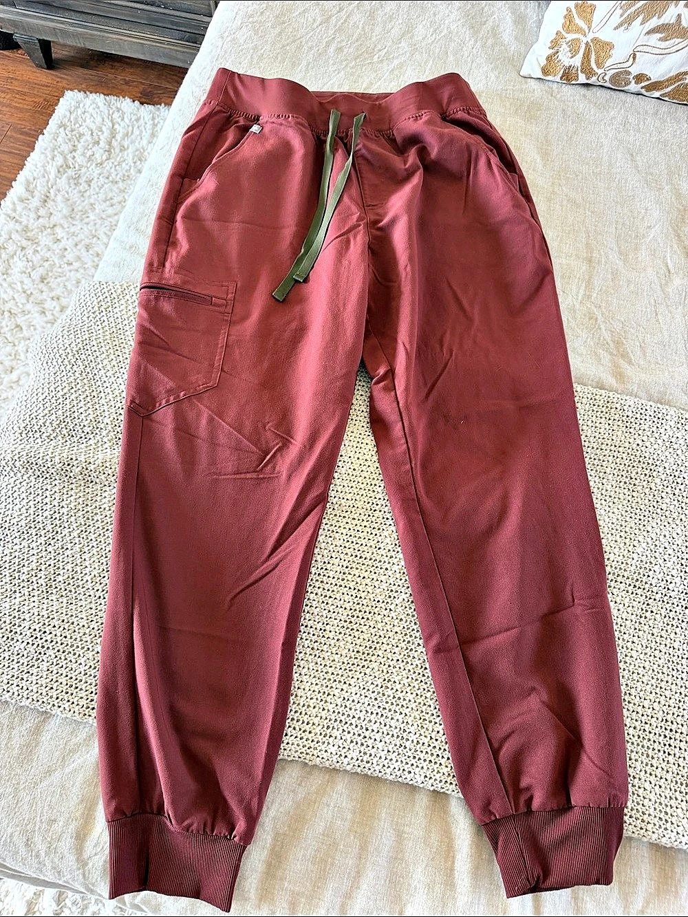 FIGS Technical Collection jogger pants Burgundy Jogger Pants Size Large. Green.